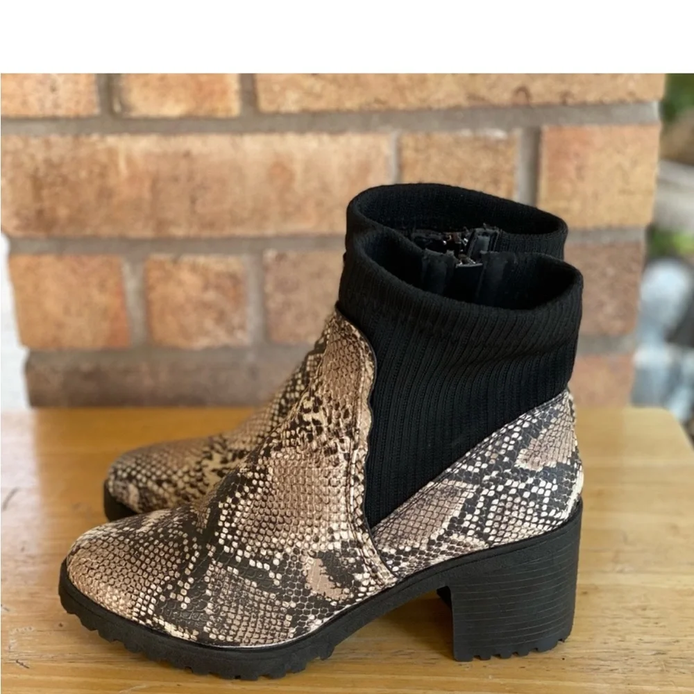 Qupid Black & Tan Faux Snakeskin Sock Ankle Chunky Blick Heel Boots Size 7